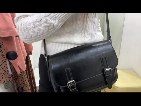 ❤️ Фитинг бөлмөсүндө жаш канчык FeralBerryди дилдо менен коомдук мастурбациялоо ️ Порно боюнча бизде ❌️❤